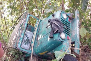 সাজেক থেকে ফেরার পথে পাহাড়ি খাদে পর্যটকবাহী যান